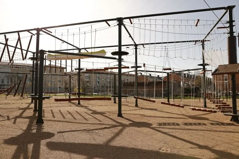 Nuevo parque de aventura en Salamanca, junto a los Huertos Urbanos. Foto de David Sañudo