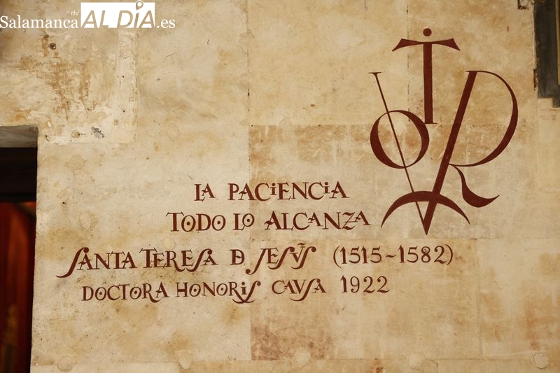 Inauguración del vítor conmemorativo de Santa Teresa en la Universidad de Salamanca