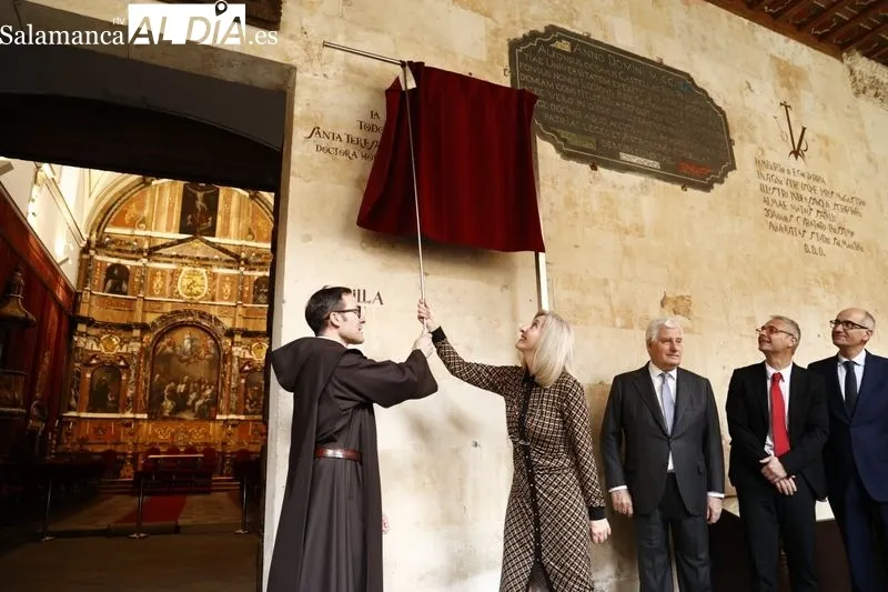 Inauguración del vítor conmemorativo de Santa Teresa en la Universidad de Salamanca