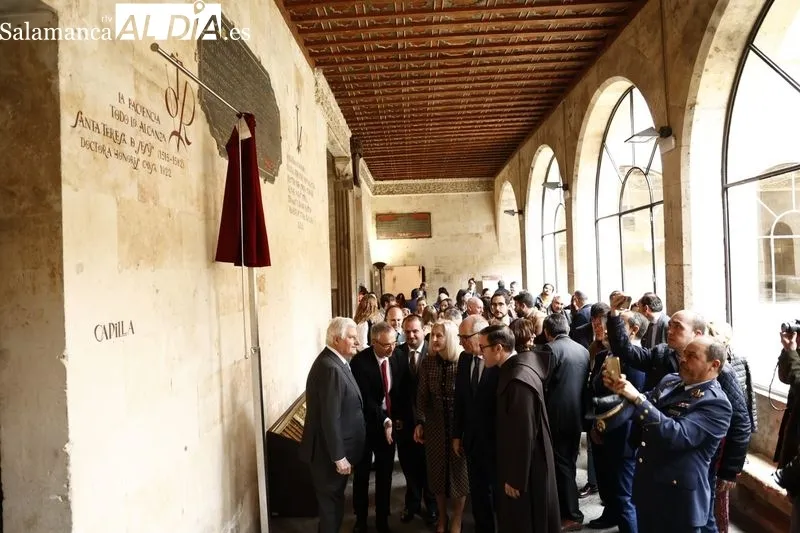 Inauguración del vítor conmemorativo de Santa Teresa en la Universidad de Salamanca
