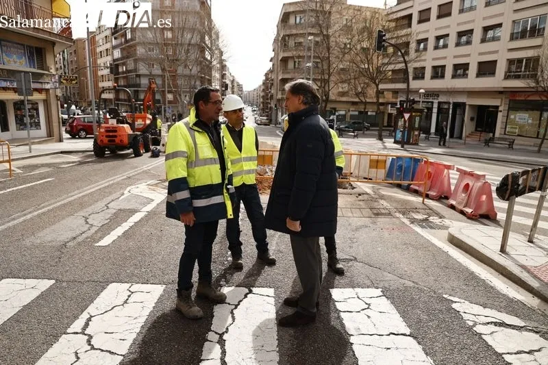 Carlos García Carbayo, durante una visita a las obras de urbanización de la Carretera de Ledesma. Foto de David Sañudo