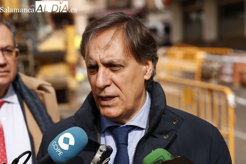 Carlos García Carbayo, durante una visita a las obras de urbanización de la Carretera de Ledesma. Foto de David Sañudo
