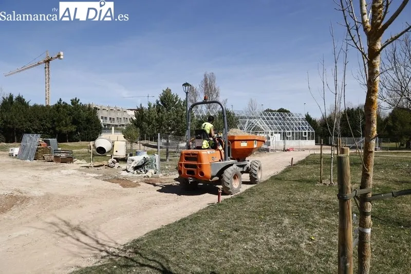 Visita del alcalde de Salamanca, Carlos García Carbayo, a los trabajos que convertirán al Parque de Huerta Otea en un Centro Ambiental de energías renovables. Foto de David Sañudo