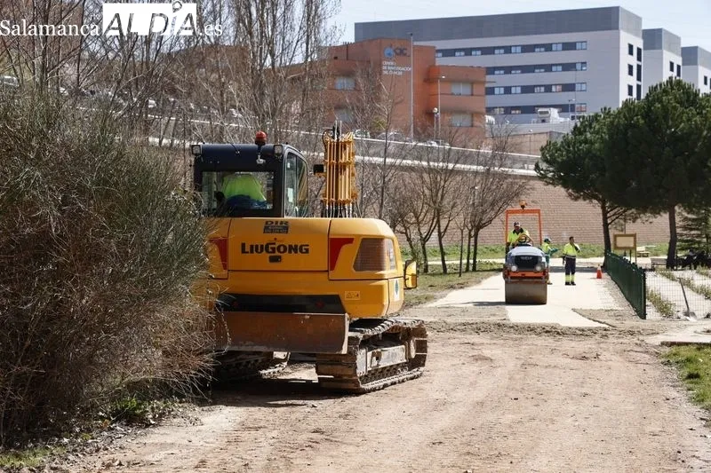 Visita del alcalde de Salamanca, Carlos García Carbayo, a los trabajos que convertirán al Parque de Huerta Otea en un Centro Ambiental de energías renovables. Foto de David Sañudo