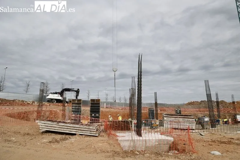 El alcalde de Salamanca, Carlos García Carbayo, visita las obras de la Incubadora de Empresas de Biotecnología, Bioingeniería y Salud, en el futuro Campus Agroambiental. Foto de David Sañudo