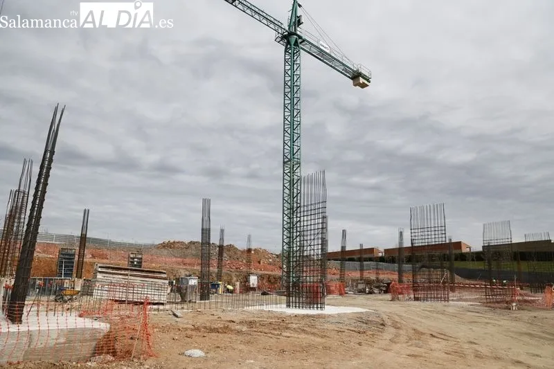 El alcalde de Salamanca, Carlos García Carbayo, visita las obras de la Incubadora de Empresas de Biotecnología, Bioingeniería y Salud, en el futuro Campus Agroambiental. Foto de David Sañudo