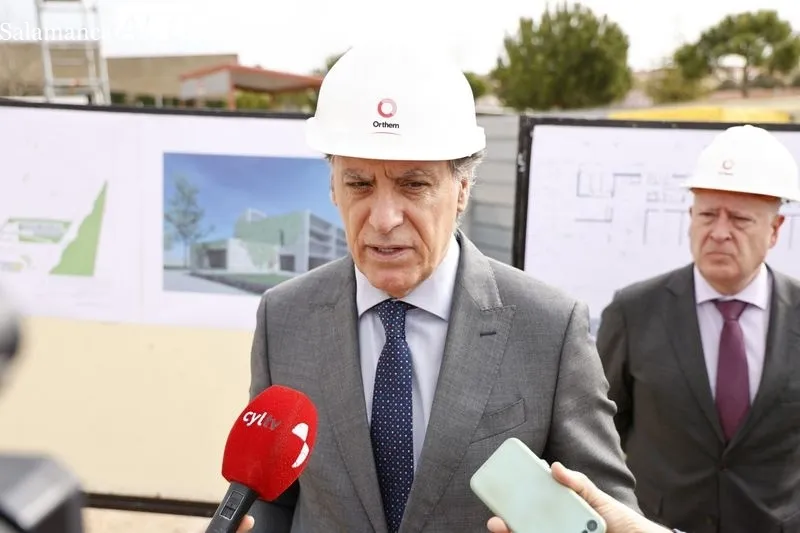 El alcalde de Salamanca, Carlos García Carbayo, visita las obras de la Incubadora de Empresas de Biotecnología, Bioingeniería y Salud, en el futuro Campus Agroambiental. Foto de David Sañudo