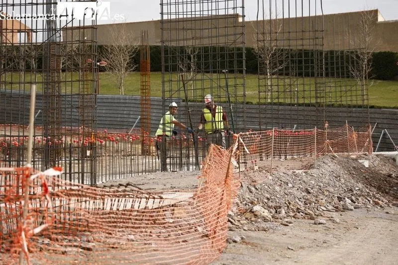 El alcalde de Salamanca, Carlos García Carbayo, visita las obras de la Incubadora de Empresas de Biotecnología, Bioingeniería y Salud, en el futuro Campus Agroambiental. Foto de David Sañudo