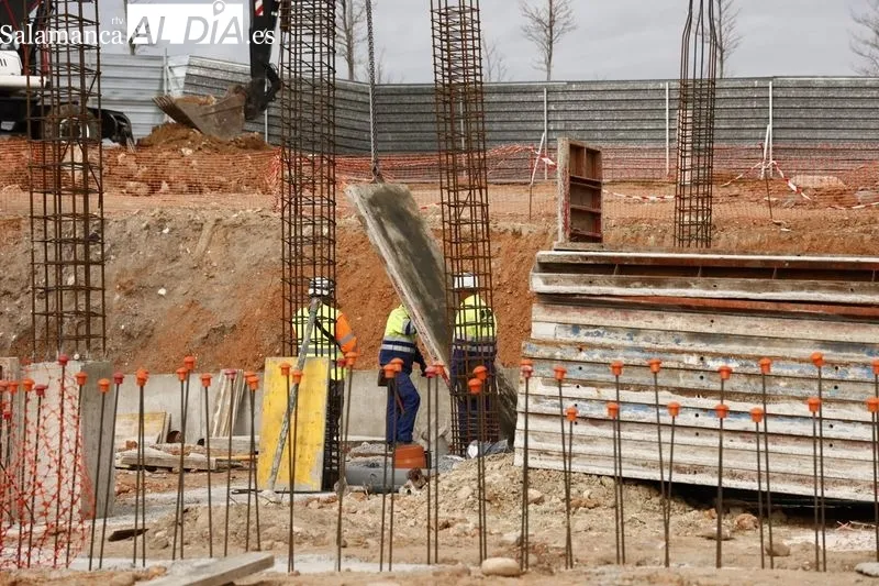 El alcalde de Salamanca, Carlos García Carbayo, visita las obras de la Incubadora de Empresas de Biotecnología, Bioingeniería y Salud, en el futuro Campus Agroambiental. Foto de David Sañudo