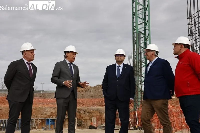 El alcalde de Salamanca, Carlos García Carbayo, visita las obras de la Incubadora de Empresas de Biotecnología, Bioingeniería y Salud, en el futuro Campus Agroambiental. Foto de David Sañudo