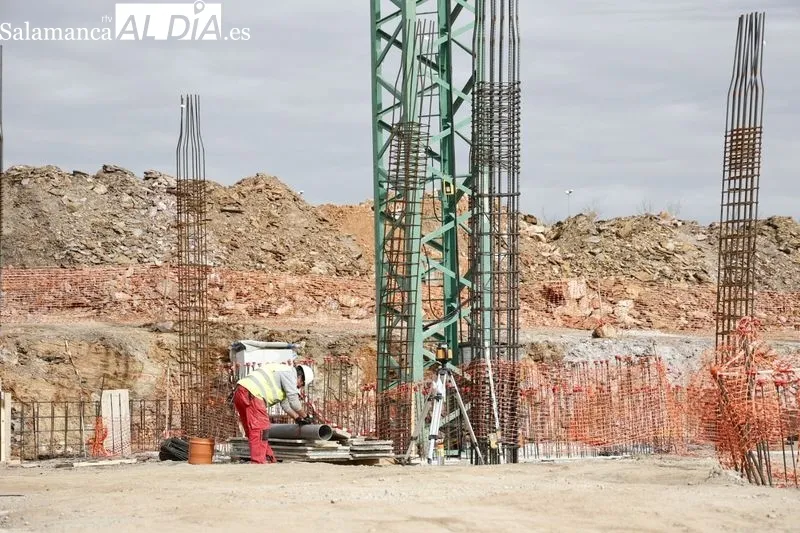 El alcalde de Salamanca, Carlos García Carbayo, visita las obras de la Incubadora de Empresas de Biotecnología, Bioingeniería y Salud, en el futuro Campus Agroambiental. Foto de David Sañudo