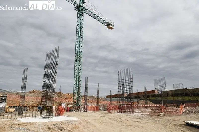 El alcalde de Salamanca, Carlos García Carbayo, visita las obras de la Incubadora de Empresas de Biotecnología, Bioingeniería y Salud, en el futuro Campus Agroambiental. Foto de David Sañudo