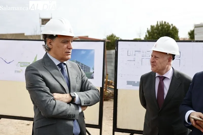El alcalde de Salamanca, Carlos García Carbayo, visita las obras de la Incubadora de Empresas de Biotecnología, Bioingeniería y Salud, en el futuro Campus Agroambiental. Foto de David Sañudo