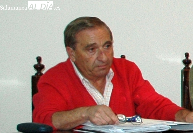 Pepe Amador en uno de los plenos del Ayuntamiento de Lumbrales donde ejerció primero como alcalde y después como concejal durante varias legislaturas / CORRAL 