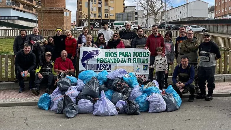 Foto 3 - Cerca de 500 kilos de residuos retirados del r&iacute;o de B&eacute;jar