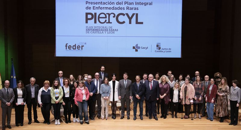 Mañueco anuncia que todas las Áreas de Salud contarán con un equipo médico contra las enfermedades raras