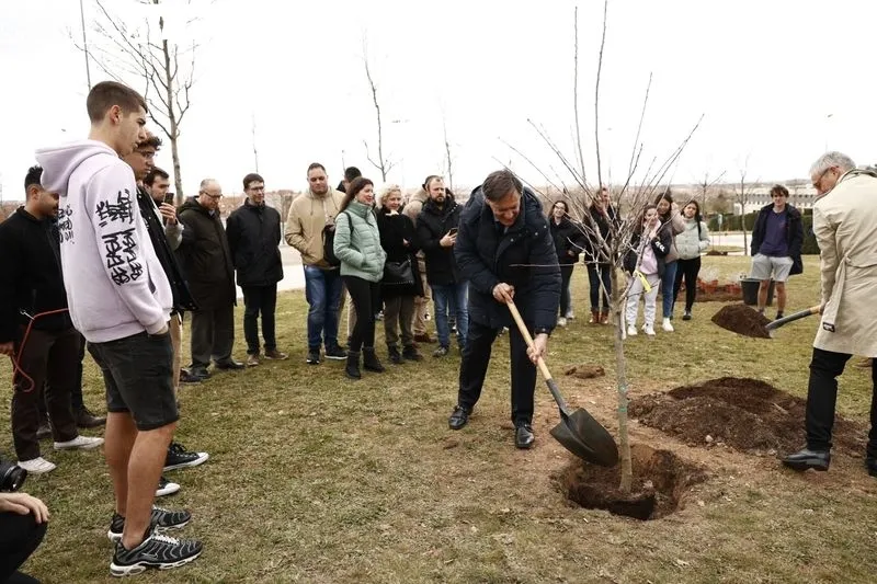 El alcalde, Carlos García Carbayo, y el rector, Ricardo Rivero, plantan junto a alumnos y profesores de la Facultad de Ciencias Agrarias y Ambientales 10 árboles frutales y 30 ejemplares arbustivos en La Platina. Foto de David Sañudo