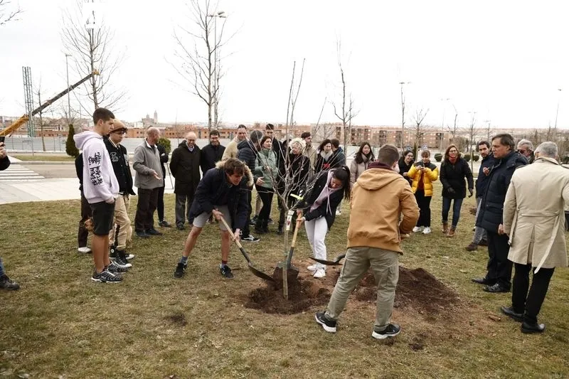 El alcalde, Carlos García Carbayo, y el rector, Ricardo Rivero, plantan junto a alumnos y profesores de la Facultad de Ciencias Agrarias y Ambientales 10 árboles frutales y 30 ejemplares arbustivos en La Platina. Foto de David Sañudo