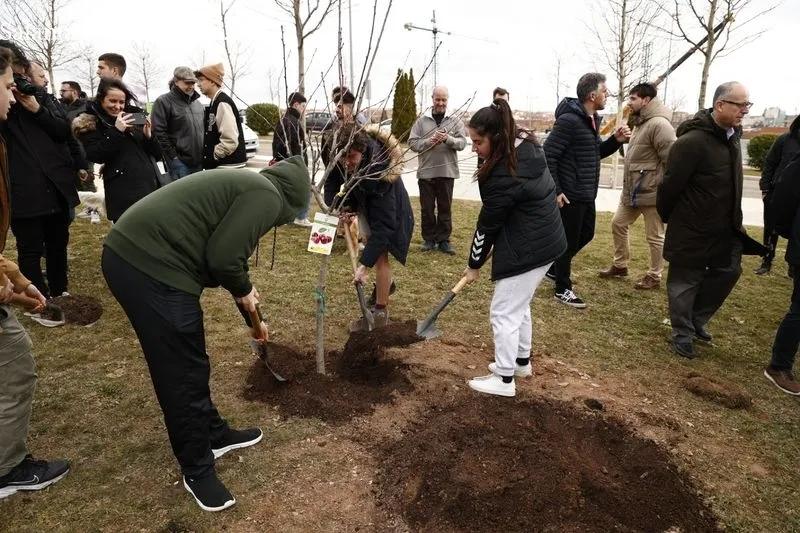 El alcalde, Carlos García Carbayo, y el rector, Ricardo Rivero, plantan junto a alumnos y profesores de la Facultad de Ciencias Agrarias y Ambientales 10 árboles frutales y 30 ejemplares arbustivos en La Platina. Foto de David Sañudo