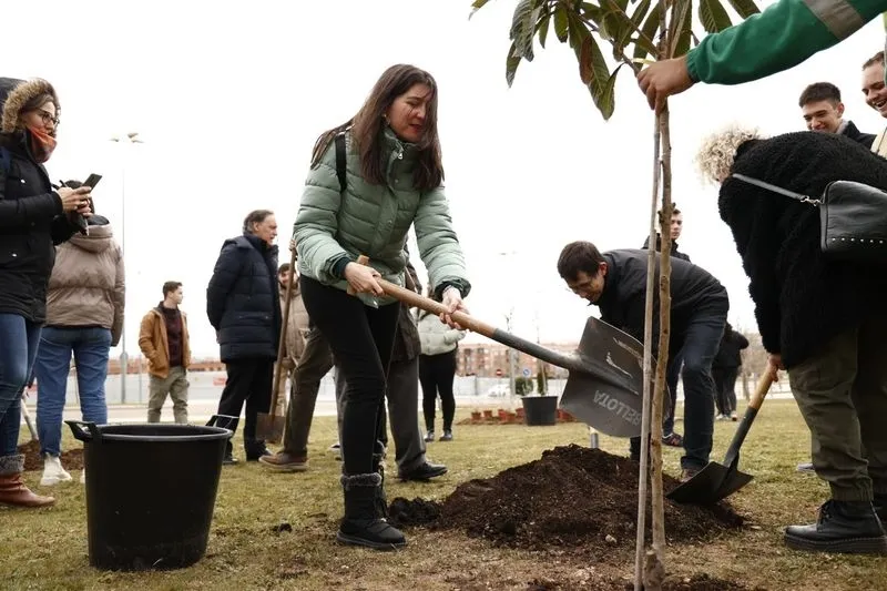 El alcalde, Carlos García Carbayo, y el rector, Ricardo Rivero, plantan junto a alumnos y profesores de la Facultad de Ciencias Agrarias y Ambientales 10 árboles frutales y 30 ejemplares arbustivos en La Platina. Foto de David Sañudo