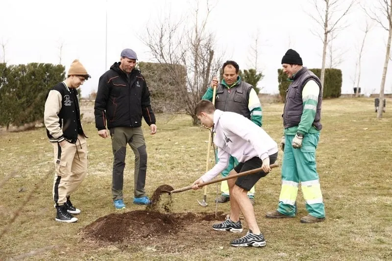 El alcalde, Carlos García Carbayo, y el rector, Ricardo Rivero, plantan junto a alumnos y profesores de la Facultad de Ciencias Agrarias y Ambientales 10 árboles frutales y 30 ejemplares arbustivos en La Platina. Foto de David Sañudo