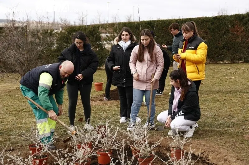 El alcalde, Carlos García Carbayo, y el rector, Ricardo Rivero, plantan junto a alumnos y profesores de la Facultad de Ciencias Agrarias y Ambientales 10 árboles frutales y 30 ejemplares arbustivos en La Platina. Foto de David Sañudo