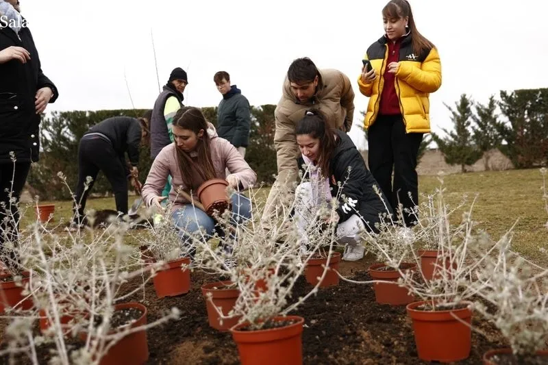 El alcalde, Carlos García Carbayo, y el rector, Ricardo Rivero, plantan junto a alumnos y profesores de la Facultad de Ciencias Agrarias y Ambientales 10 árboles frutales y 30 ejemplares arbustivos en La Platina. Foto de David Sañudo