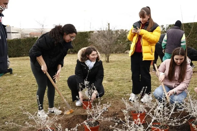 El alcalde, Carlos García Carbayo, y el rector, Ricardo Rivero, plantan junto a alumnos y profesores de la Facultad de Ciencias Agrarias y Ambientales 10 árboles frutales y 30 ejemplares arbustivos en La Platina. Foto de David Sañudo