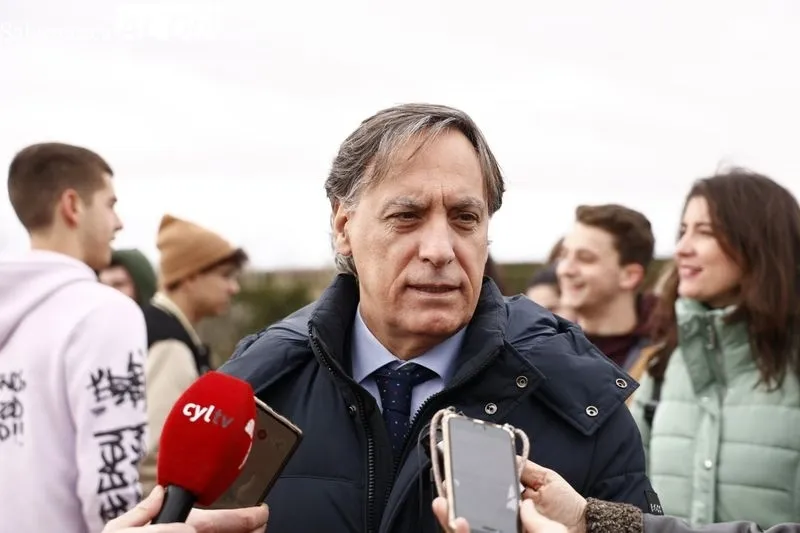 El alcalde, Carlos García Carbayo, y el rector, Ricardo Rivero, plantan junto a alumnos y profesores de la Facultad de Ciencias Agrarias y Ambientales 10 árboles frutales y 30 ejemplares arbustivos en La Platina. Foto de David Sañudo