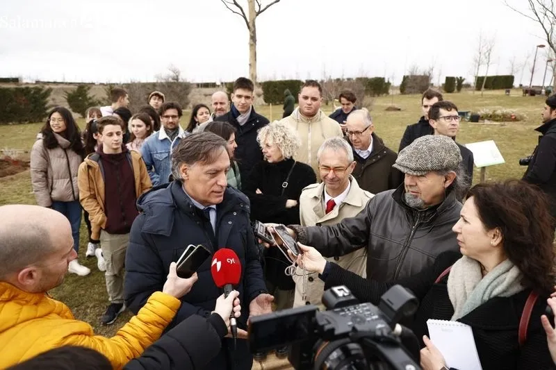 El alcalde, Carlos García Carbayo, y el rector, Ricardo Rivero, plantan junto a alumnos y profesores de la Facultad de Ciencias Agrarias y Ambientales 10 árboles frutales y 30 ejemplares arbustivos en La Platina. Foto de David Sañudo