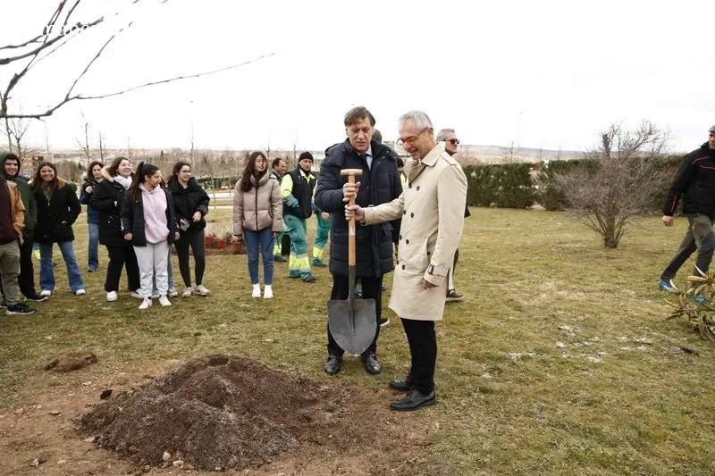 El alcalde, Carlos García Carbayo, y el rector, Ricardo Rivero, plantan junto a alumnos y profesores de la Facultad de Ciencias Agrarias y Ambientales 10 árboles frutales y 30 ejemplares arbustivos en La Platina. Foto de David Sañudo