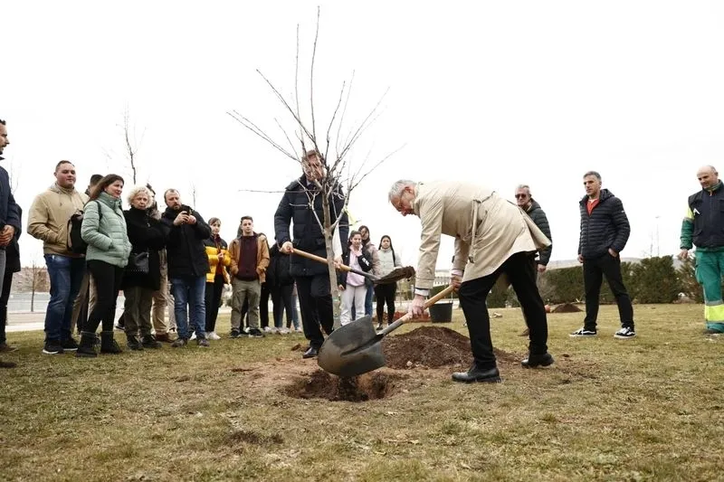 El alcalde, Carlos García Carbayo, y el rector, Ricardo Rivero, plantan junto a alumnos y profesores de la Facultad de Ciencias Agrarias y Ambientales 10 árboles frutales y 30 ejemplares arbustivos en La Platina. Foto de David Sañudo