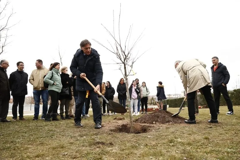 El alcalde, Carlos García Carbayo, y el rector, Ricardo Rivero, plantan junto a alumnos y profesores de la Facultad de Ciencias Agrarias y Ambientales 10 árboles frutales y 30 ejemplares arbustivos en La Platina. Foto de David Sañudo