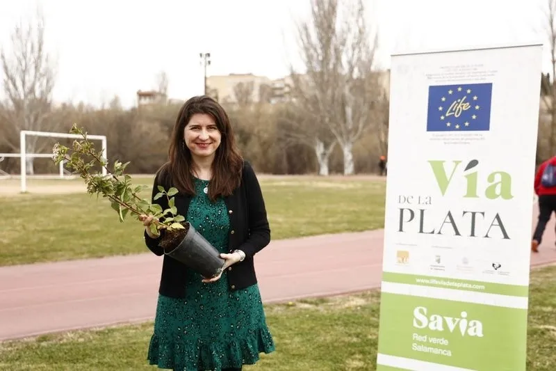 La concejala de Medio Ambiente del Ayuntamiento de Salamanca, Miryam Rodríguez, ha participado hoy en una plantación de especies  vegetales  junto a las pistas de atletismo de Salas Bajas. Foto de David Sañudo