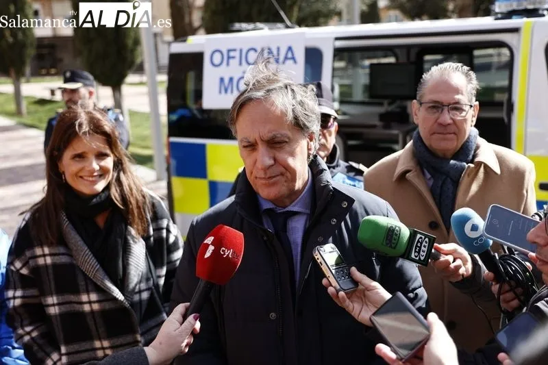 Presentación de la ‘Policía en el Barrio’ en la plaza de Barcelona. Foto de David Sañudo