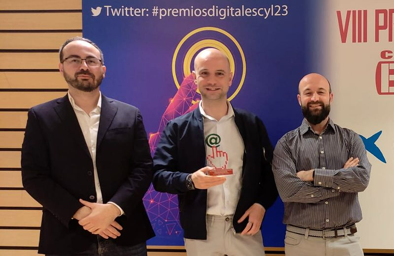 Ricardo Hernández (director de Operaciones de DareMapp), junto a sus compañeros, recogen el Premio de la Mejor App de Castilla y León