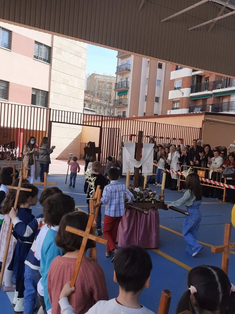 Foto 2 - Salesianos María Auxiliadora celebra un año más la Procesión de Educaci&oacute;n Infantil
