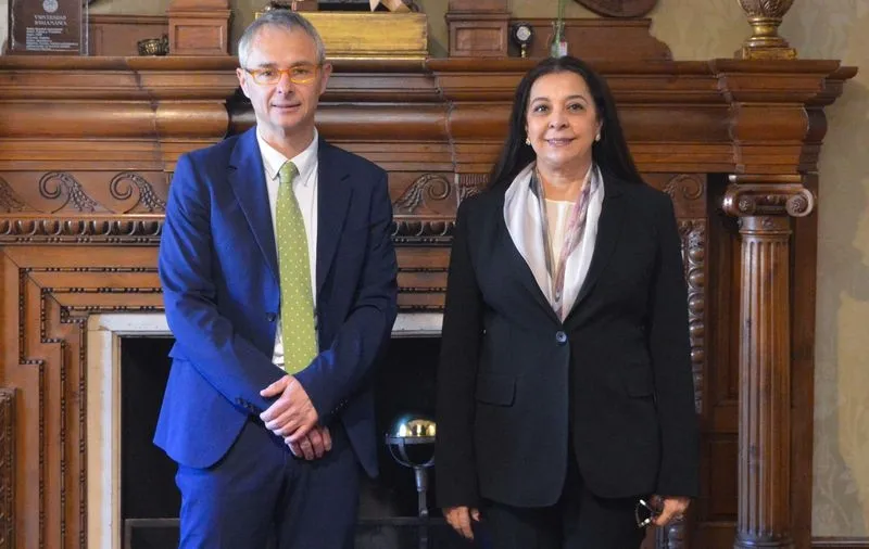 El rector de la Universidad de Salamanca, junto a la embajadora de Marruecos en España, Karima Benyaich Millán. Foto USAL
