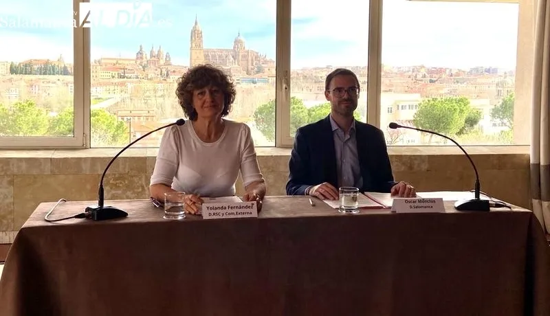 Yolanda Fernández, directora de Comunicación Externa y RSC de Alcampo, junto a Óscar Monclús, director de Alcampo en Salamanca. Foto de Vanesa Martins