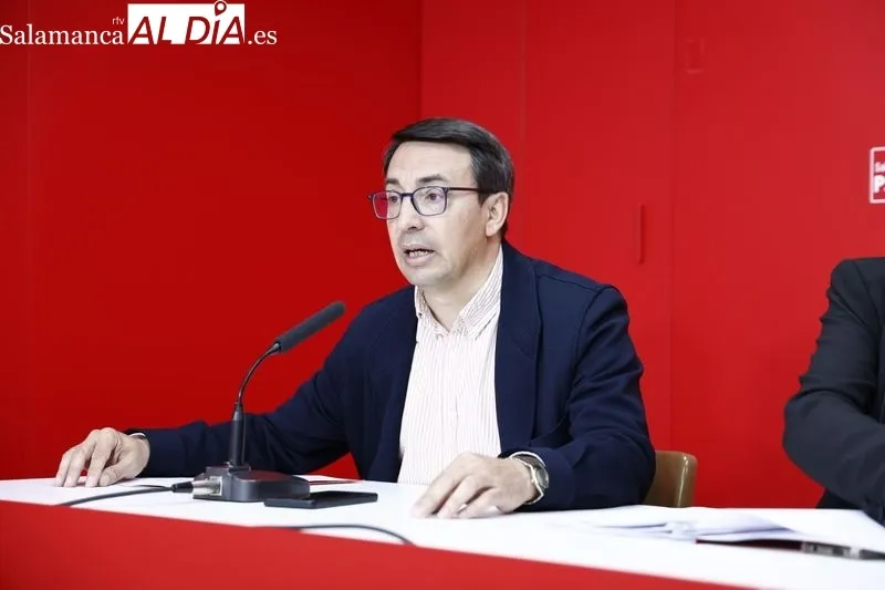Los procuradores del PSOE por Salamanca en las Cortes de Castilla y León, Fernando Pablos, Rosa Rubio y Juan Luis Cepa, han presentado hoy esta moción sobre los servicios y prestación sanitaria. Foto de David Sañudo