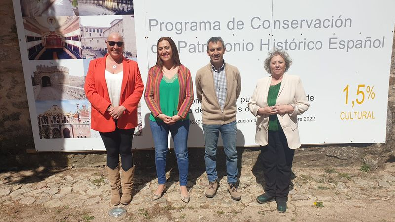 La delegada del Gobierno en Castilla y León, Virginia Barcones, en el medio, en su visita a La Alberca