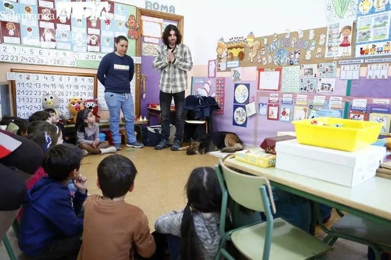 La concejala responsable de la Oficina de Bienestar Animal, Ana Suárez, visita el colegio Francisco de Vitoria, uno de los centros donde se imparte esta actividad. Foto de David Sañudo