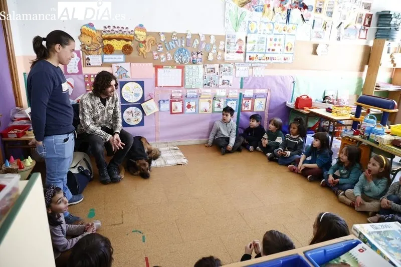 La concejala responsable de la Oficina de Bienestar Animal, Ana Suárez, visita el colegio Francisco de Vitoria, uno de los centros donde se imparte esta actividad. Foto de David Sañudo