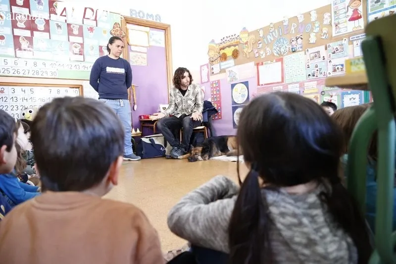 La concejala responsable de la Oficina de Bienestar Animal, Ana Suárez, visita el colegio Francisco de Vitoria, uno de los centros donde se imparte esta actividad. Foto de David Sañudo