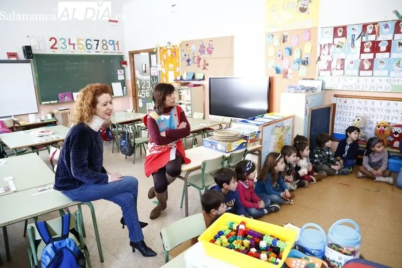 La concejala responsable de la Oficina de Bienestar Animal, Ana Suárez, visita el colegio Francisco de Vitoria, uno de los centros donde se imparte esta actividad. Foto de David Sañudo
