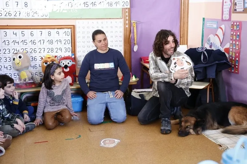 La concejala responsable de la Oficina de Bienestar Animal, Ana Suárez, visita el colegio Francisco de Vitoria, uno de los centros donde se imparte esta actividad. Foto de David Sañudo