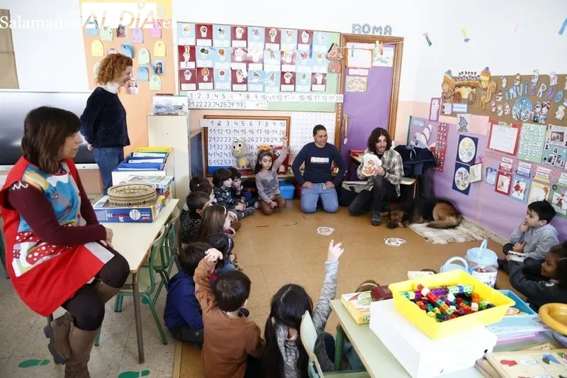 La concejala responsable de la Oficina de Bienestar Animal, Ana Suárez, visita el colegio Francisco de Vitoria, uno de los centros donde se imparte esta actividad. Foto de David Sañudo