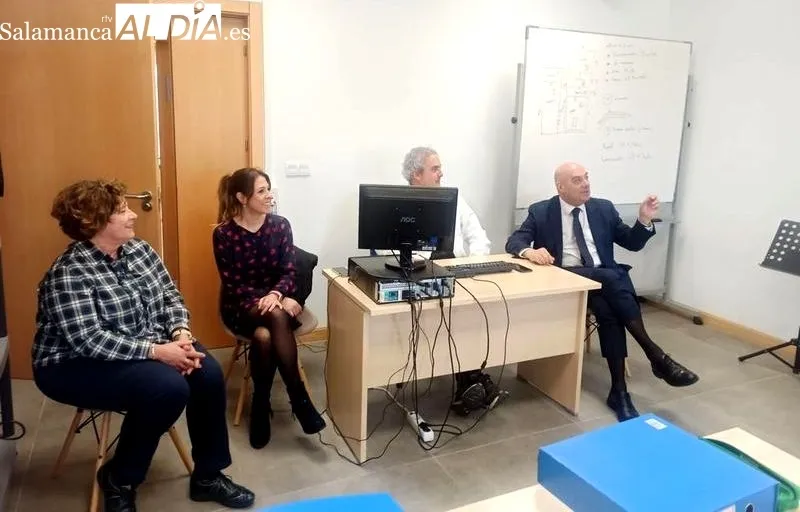 Visita del gerente territorial del Ecyl al taller de pintura en Castellanos de Moriscos