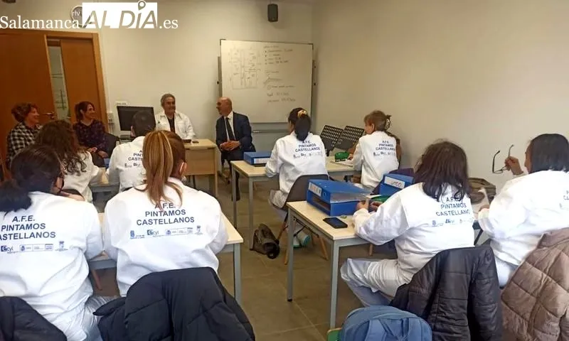 Visita del gerente territorial del Ecyl al taller de pintura en Castellanos de Moriscos