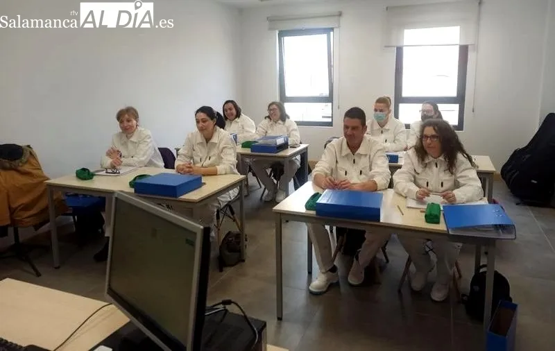Visita del gerente territorial del Ecyl al taller de pintura en Castellanos de Moriscos